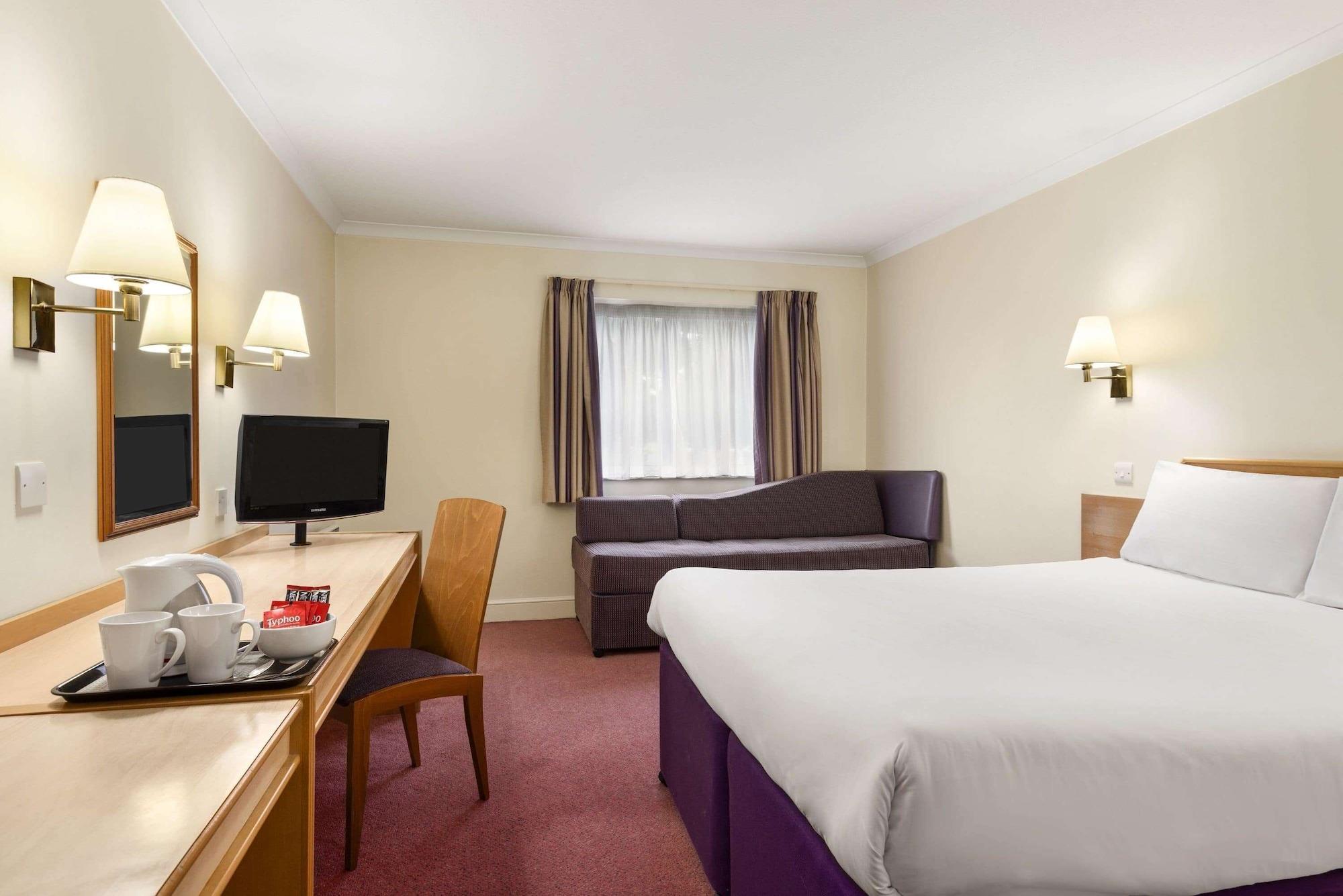 Super 8 By Wyndham Chester East Экстерьер фото