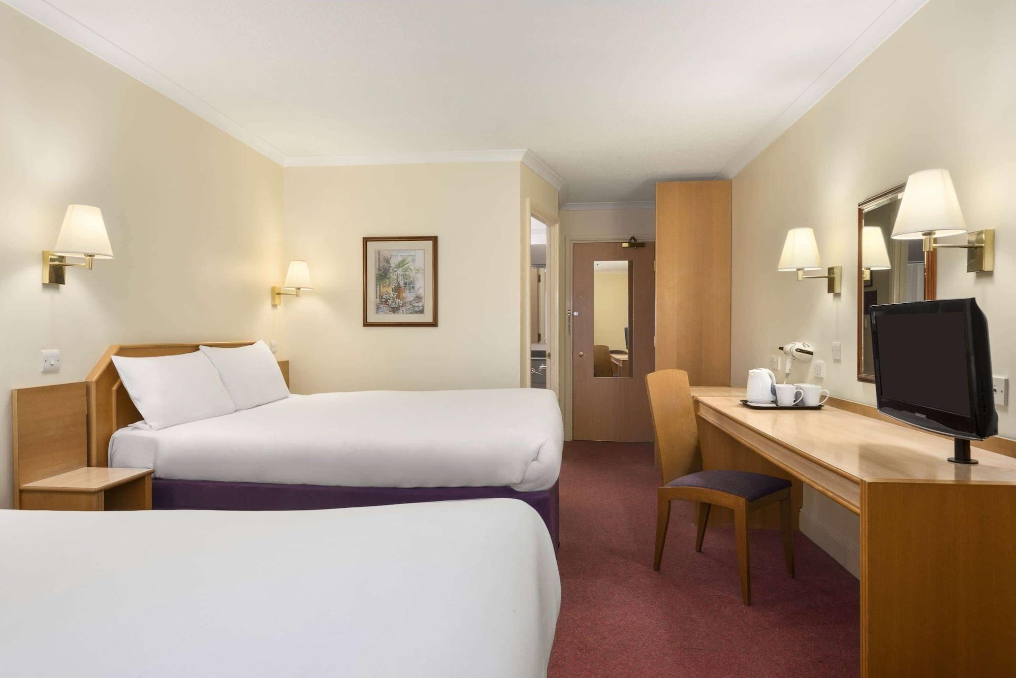 Super 8 By Wyndham Chester East Экстерьер фото
