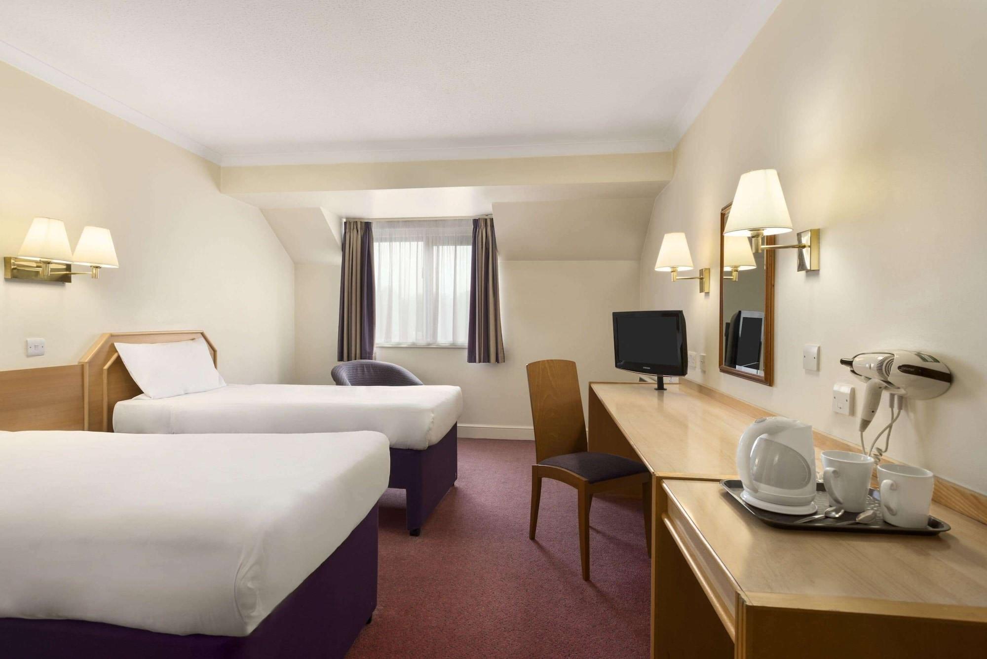 Super 8 By Wyndham Chester East Экстерьер фото