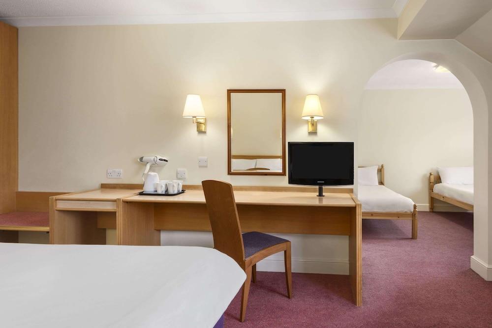 Super 8 By Wyndham Chester East Экстерьер фото
