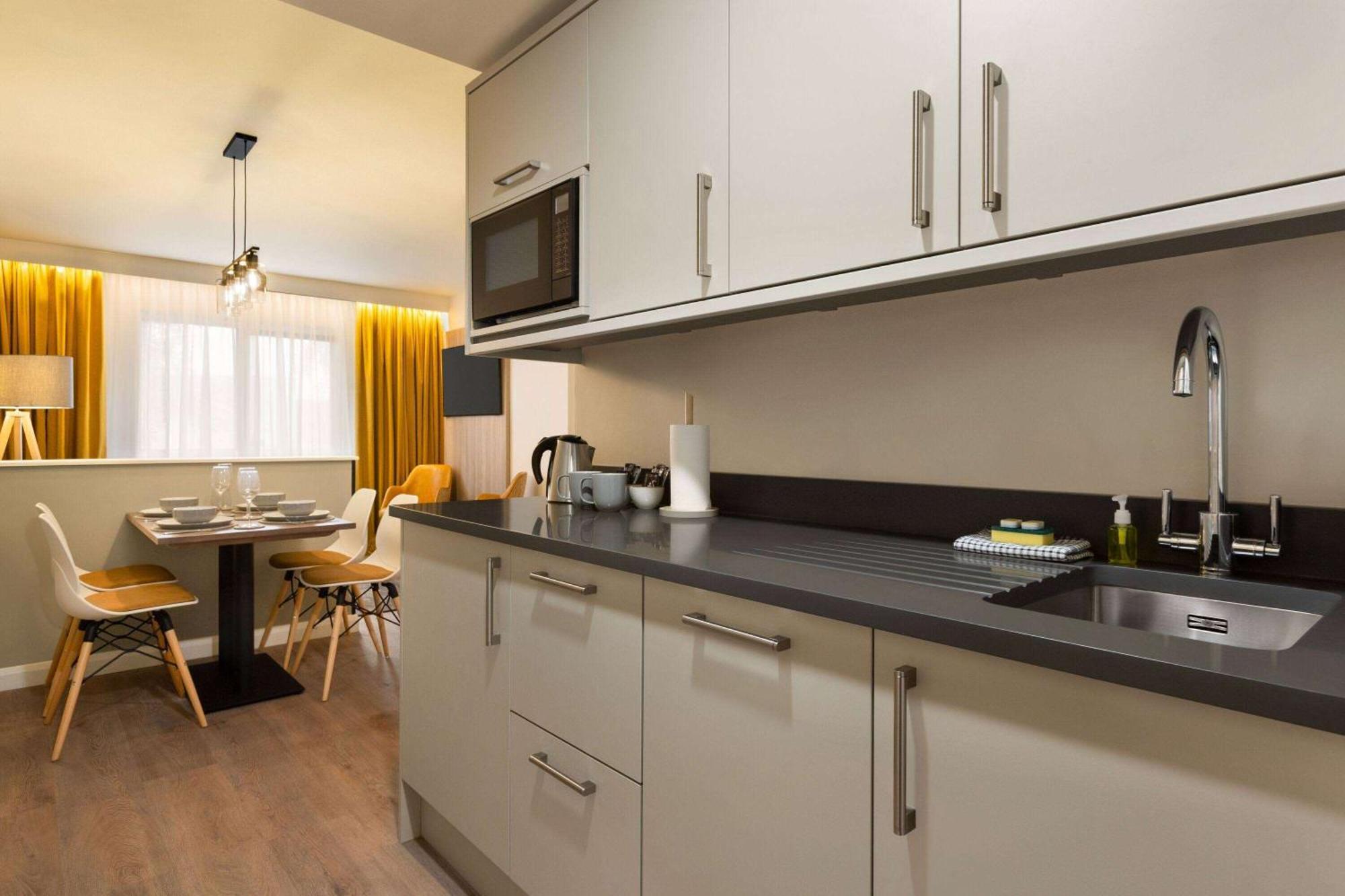 Super 8 By Wyndham Chester East Экстерьер фото