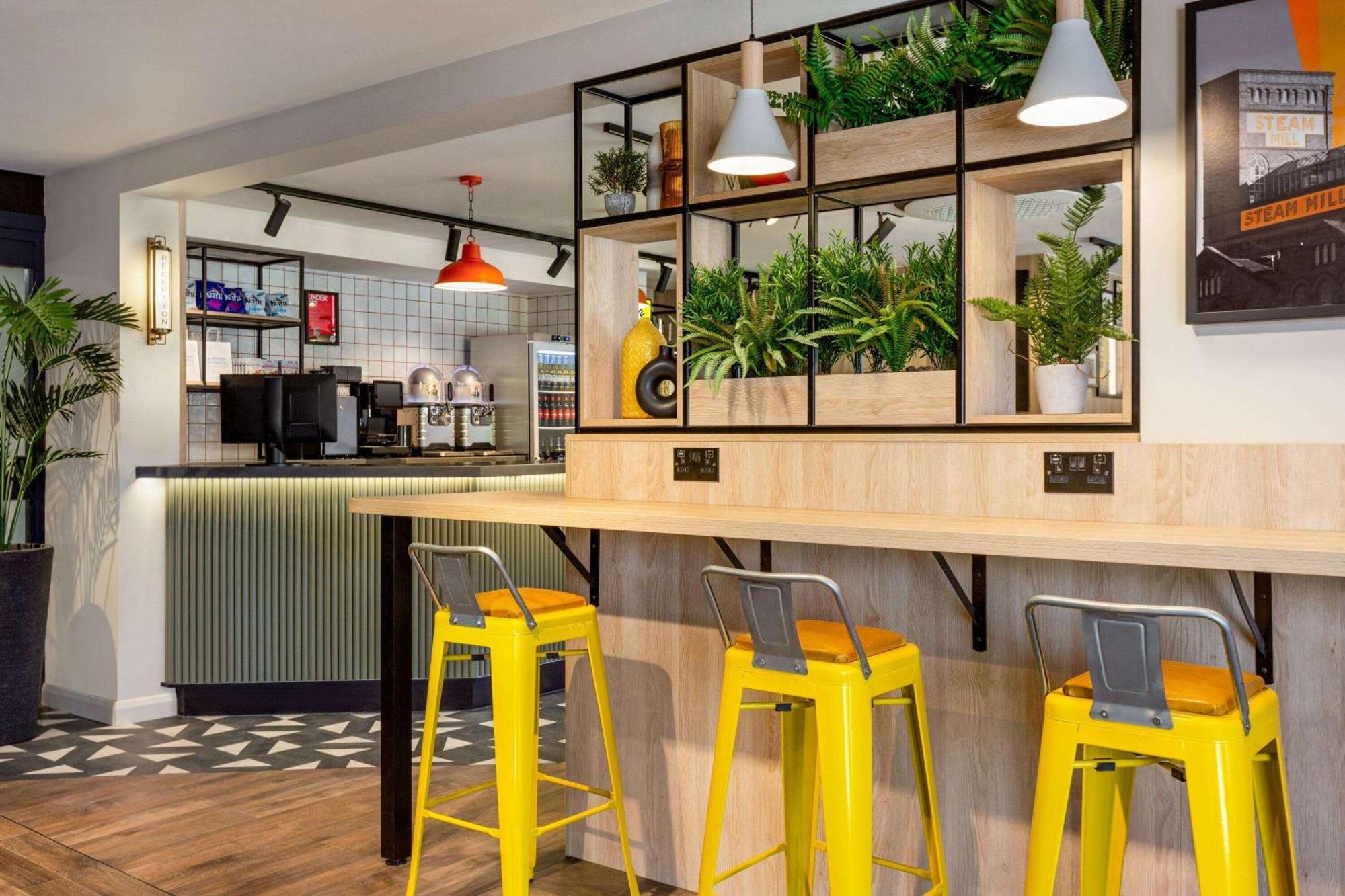 Super 8 By Wyndham Chester East Экстерьер фото