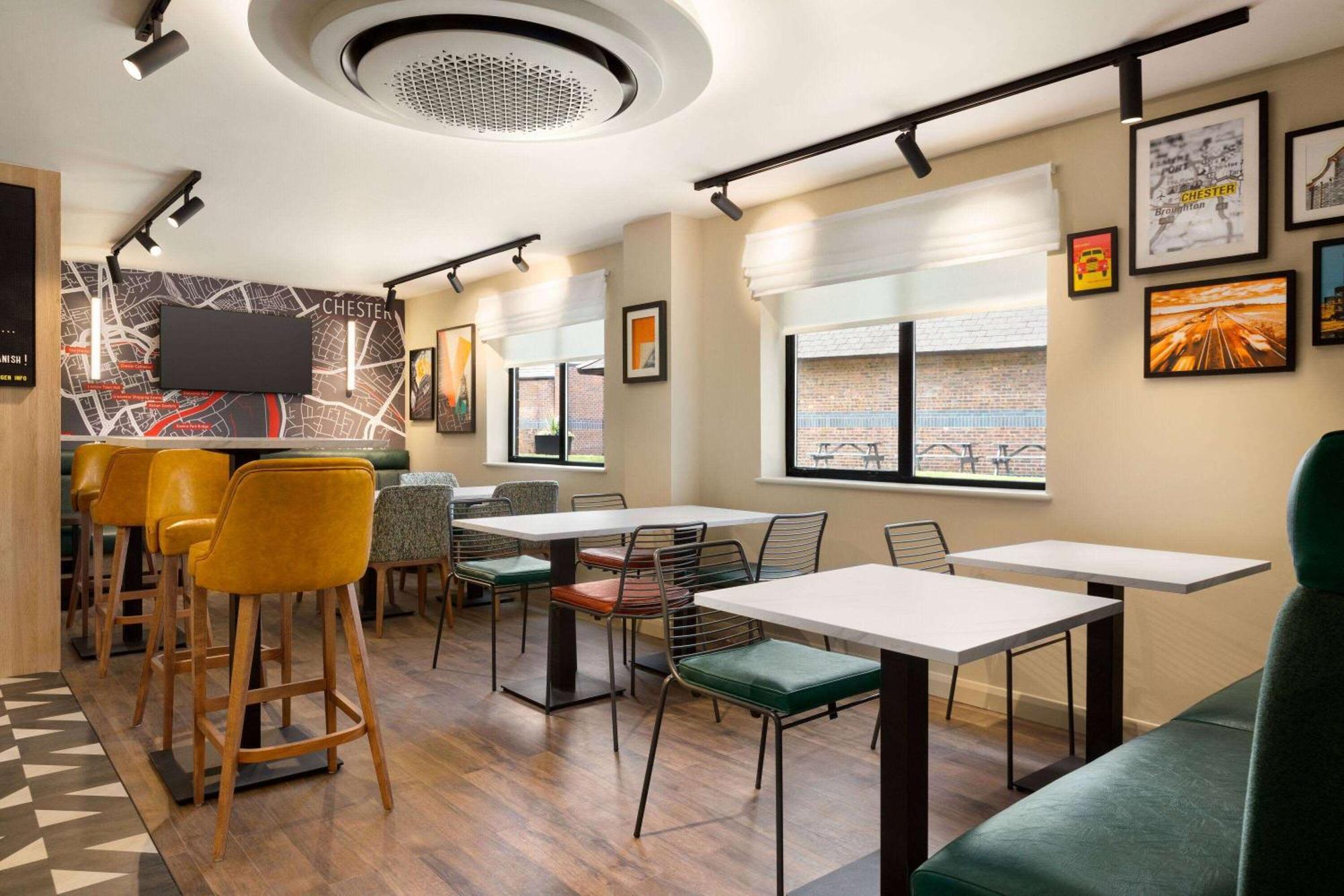 Super 8 By Wyndham Chester East Экстерьер фото