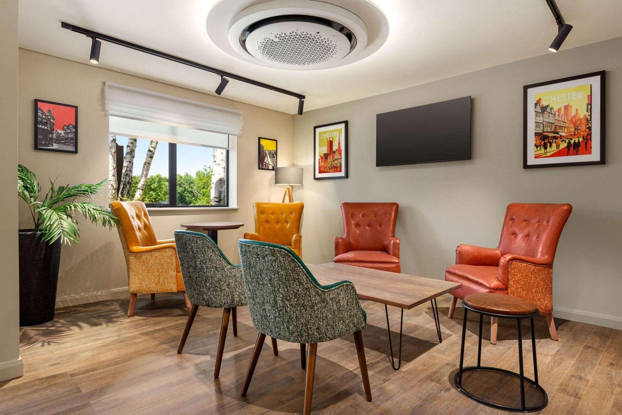 Super 8 By Wyndham Chester East Экстерьер фото