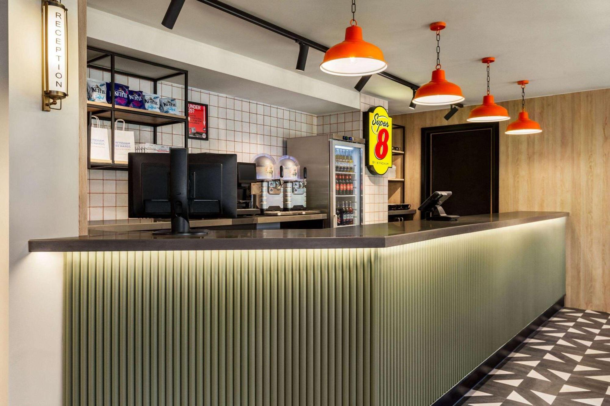 Super 8 By Wyndham Chester East Экстерьер фото