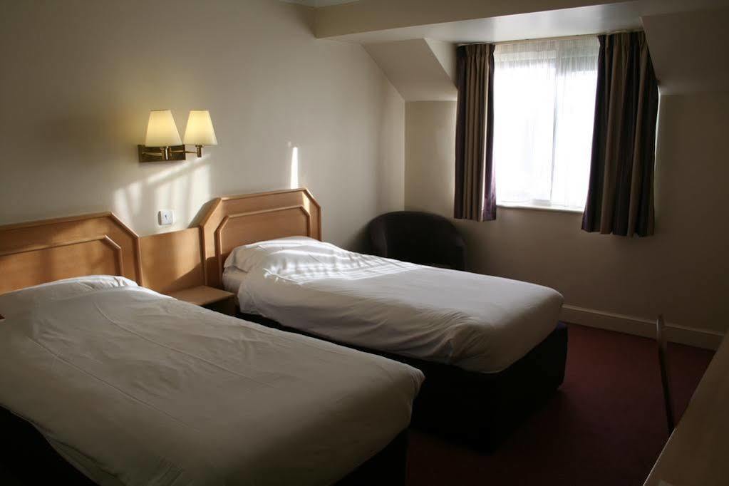 Super 8 By Wyndham Chester East Экстерьер фото