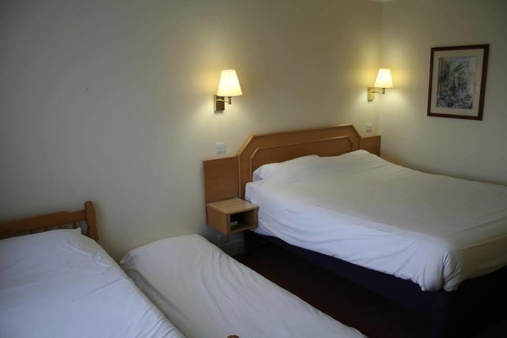 Super 8 By Wyndham Chester East Экстерьер фото